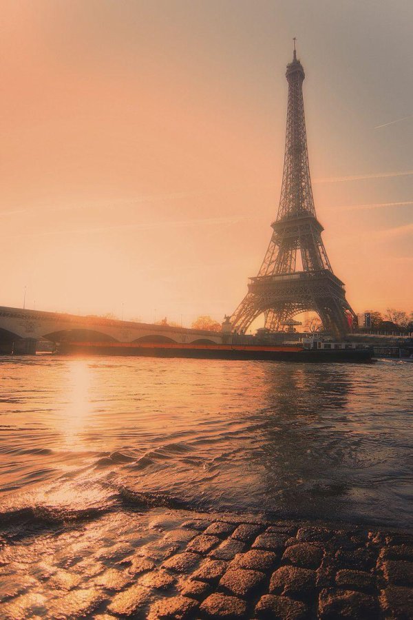 утренний париж