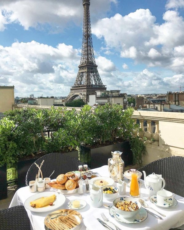 кафе во франции с видом на эльфивую башню