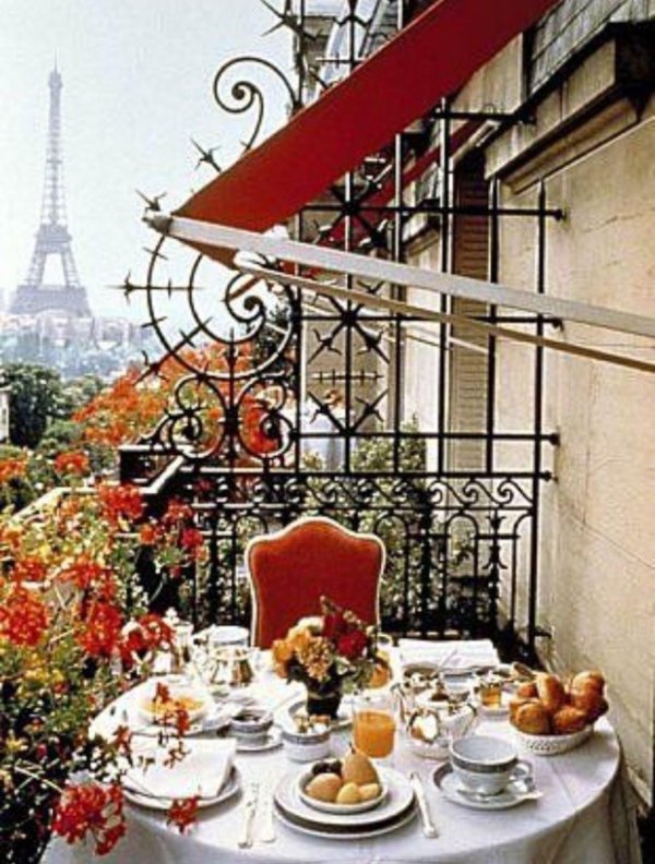 завтрак на балконе