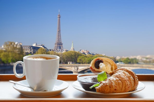 круассаны и кофе париж