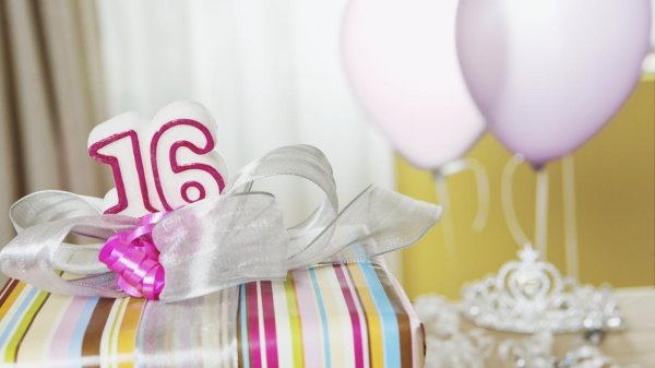 с шестнадцатилетием девочке