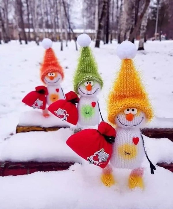 снеговички вязаные елочные игрушки