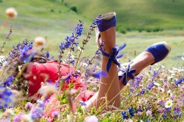 девушка на лугу