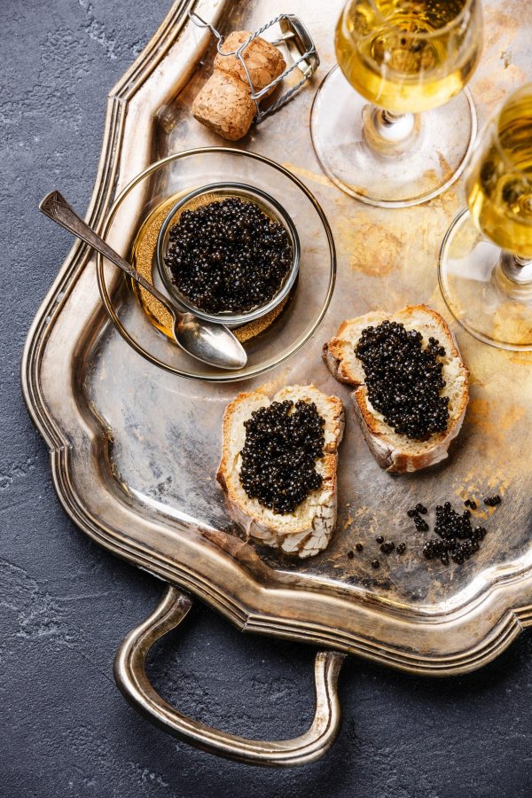 красивая подача черной икры