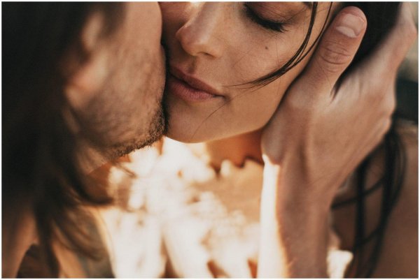 женщина целует мужчину