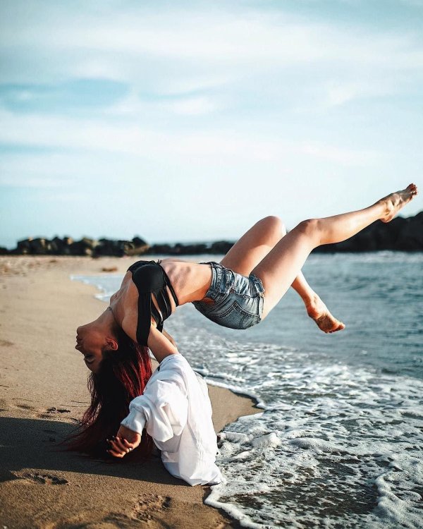 гимнастки на море