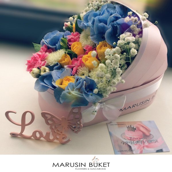 цветочная композиция в люльке