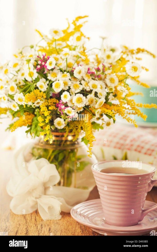 букетик полевых цветов и кофе