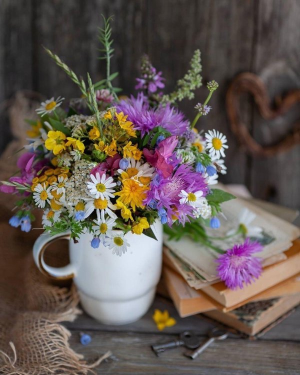 композиция из полевых цветов