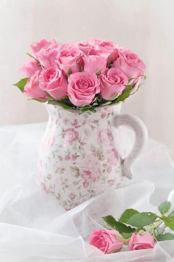 розы в кувшине