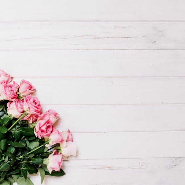 цветы на деревянном столе