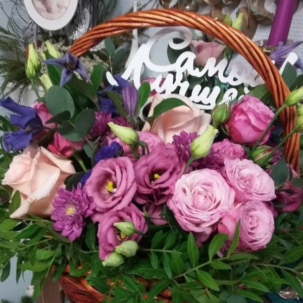 красивая корзина цветов