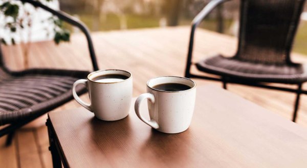 две чашки на столе