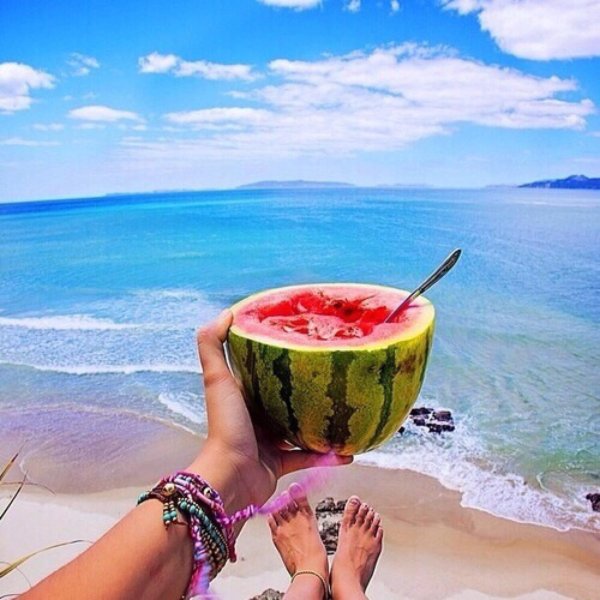 арбуз на пляже
