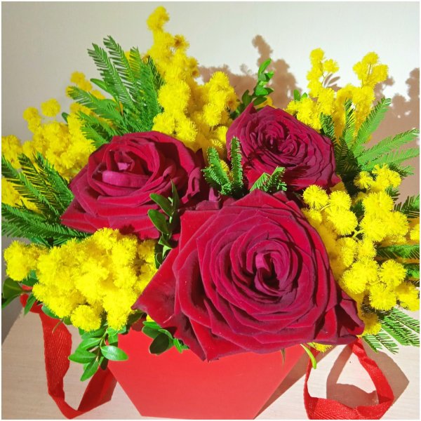 композиции с искусственной мимозой