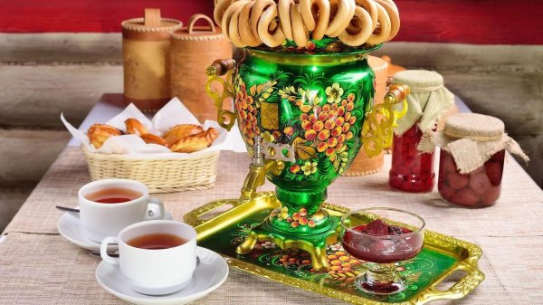 стол с самоваром