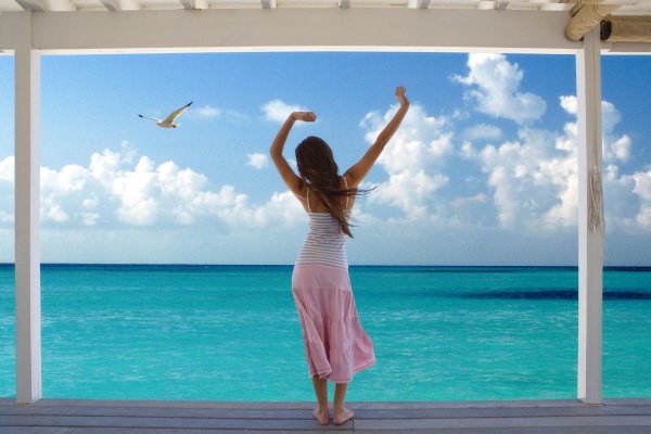 девушка счастлива