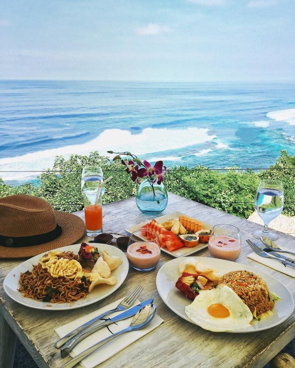 красивый завтрак с видом