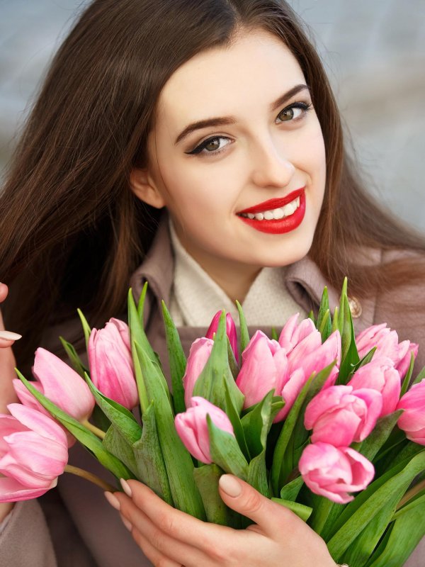 девушки с букетами