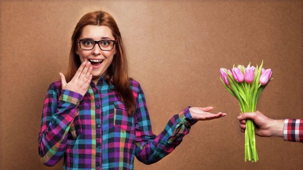 мужчина дарит цветы девушке