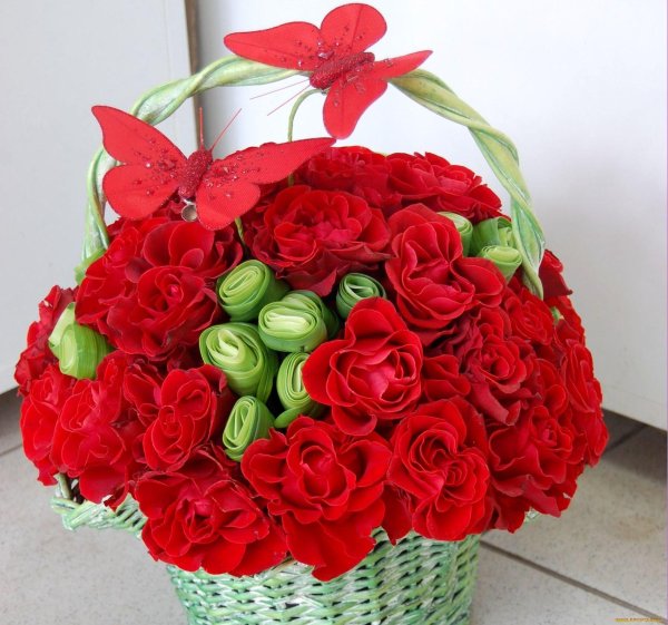 корзина с красными розами