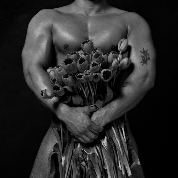 мужчина с букетом