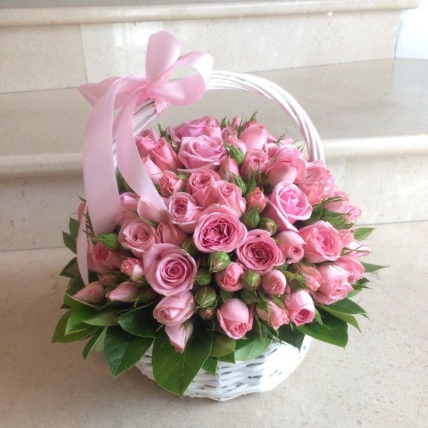 корзина розовых роз
