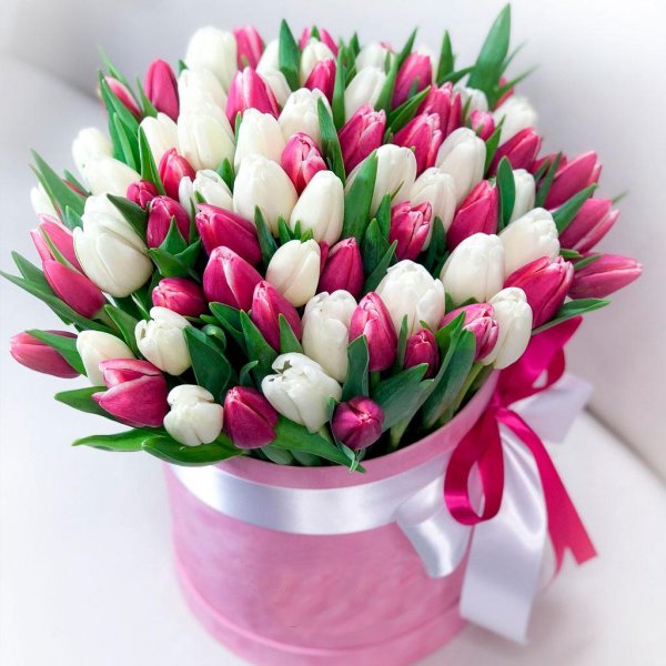 101 тюльпан в шляпной коробке