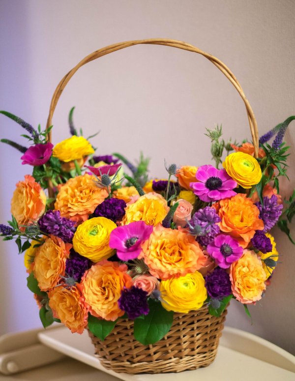 красивые цветы в корзине