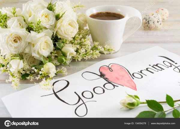 белая роза с чашкой кофе