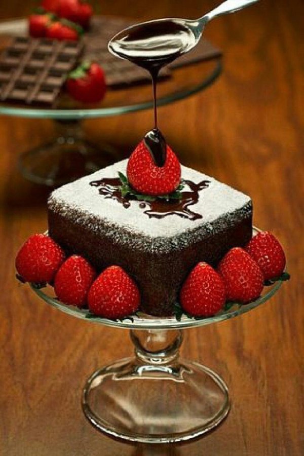 сердце из клубники на торте