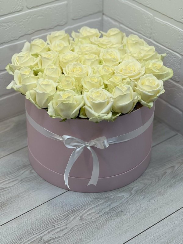 белые розы в коробке