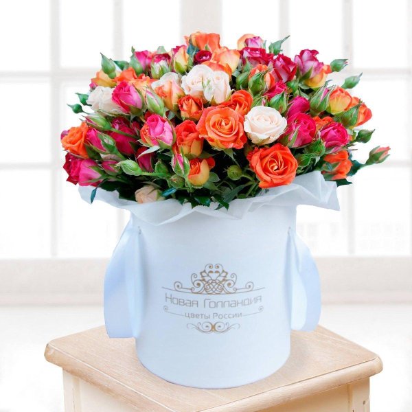 кустовые розы в коробке