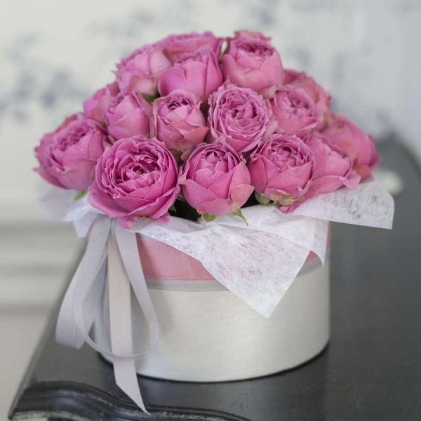 19 пионовидных роз