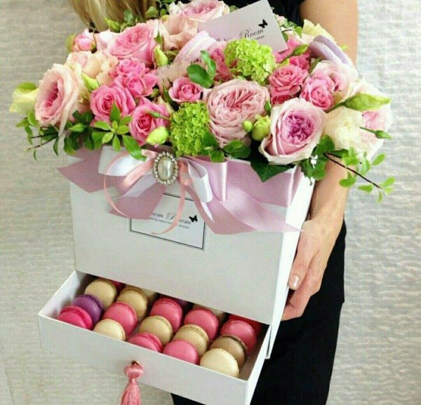 коробочка с цветами и макарони