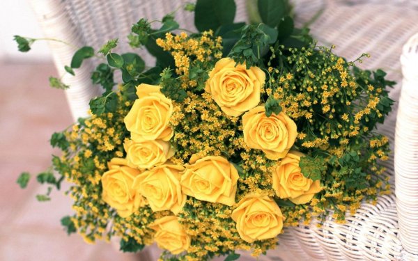 красивый желтый букет