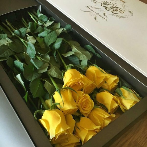 коробка с желтыми розами