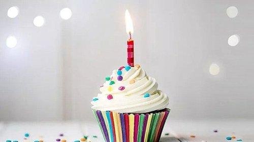 пирожное со свечкой