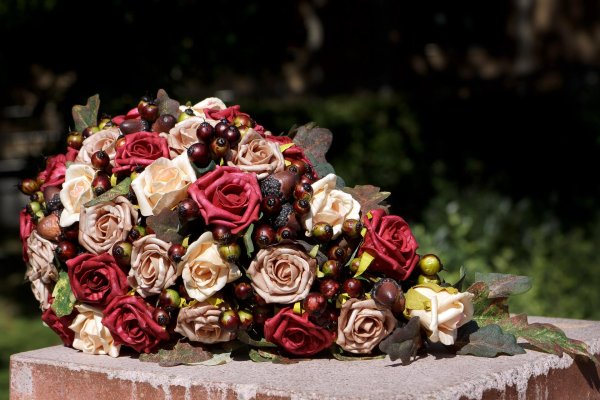 роза черри бренди букет