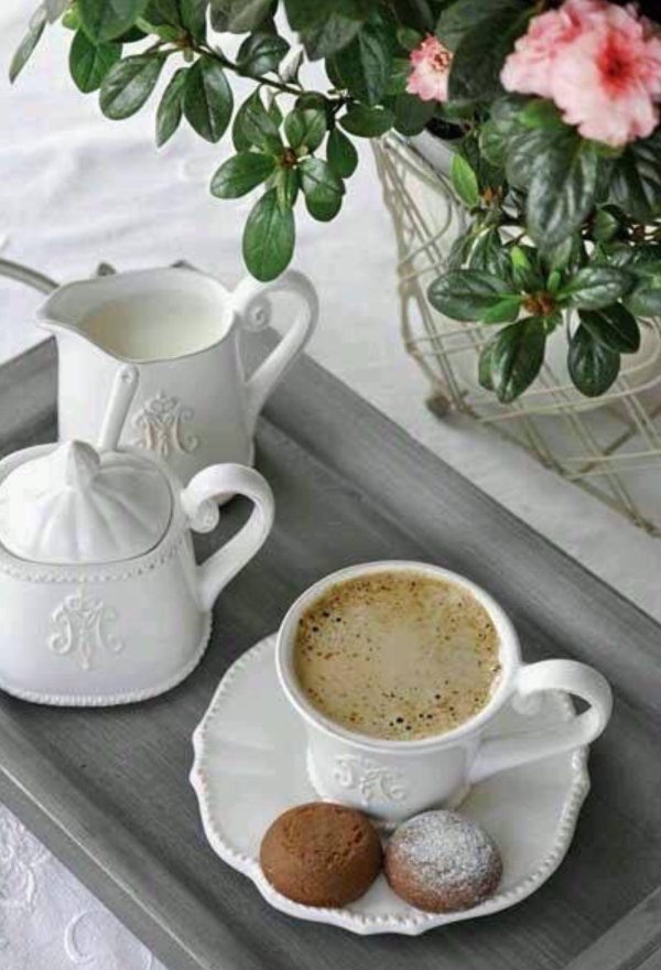 белая кофейная чашка