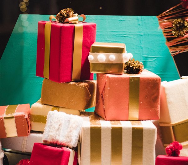 гора подарков