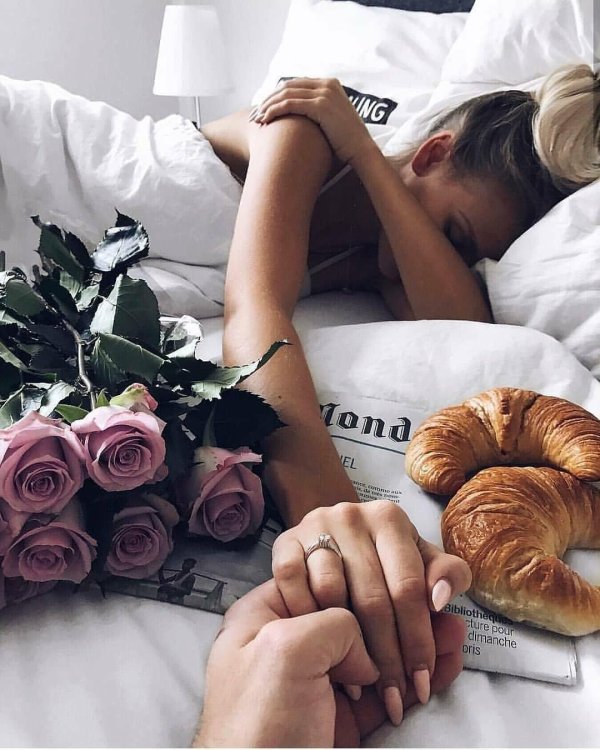 цветы в постели утром