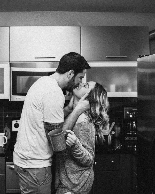 объятия на кухне