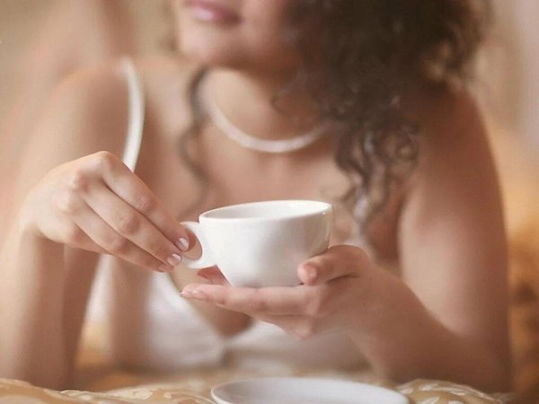 девушка с чашкой