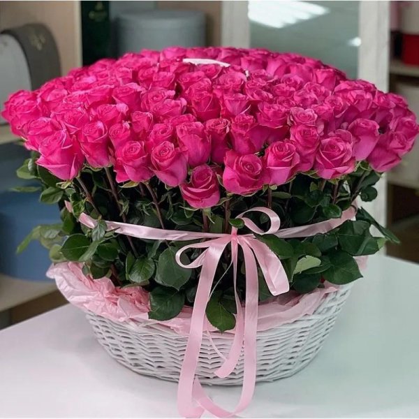 розы в корзине