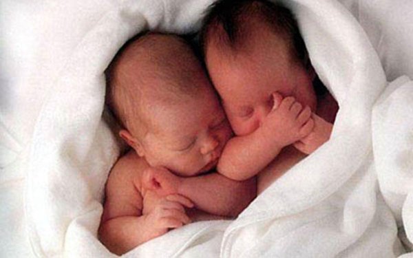 новорожденные близнецы