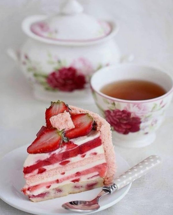 торт клубничный