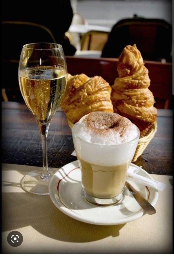 кафе парижа с круассанами