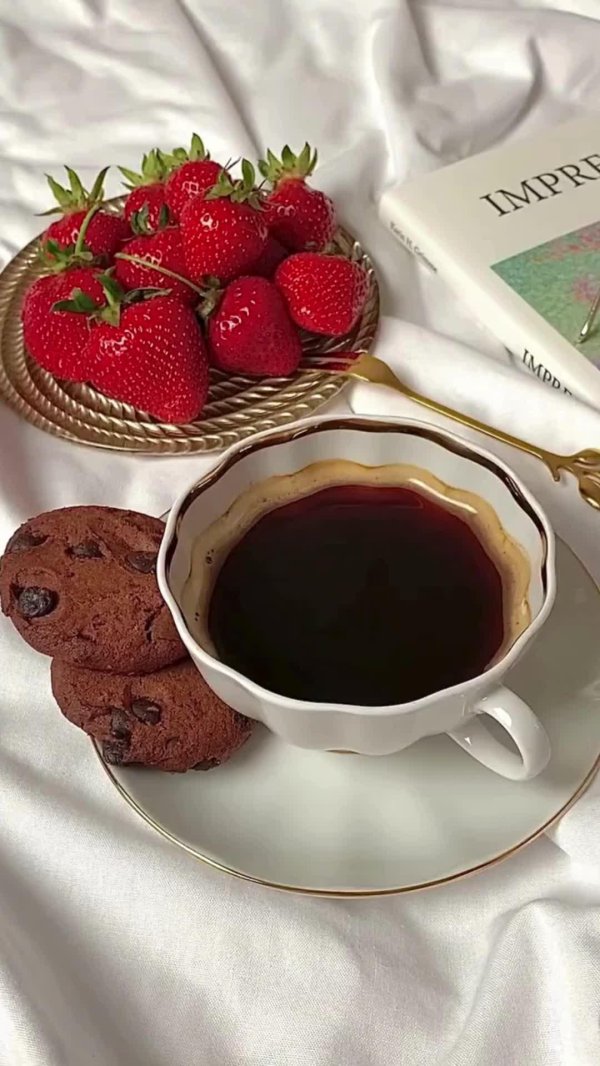 чашка кофе и клубника