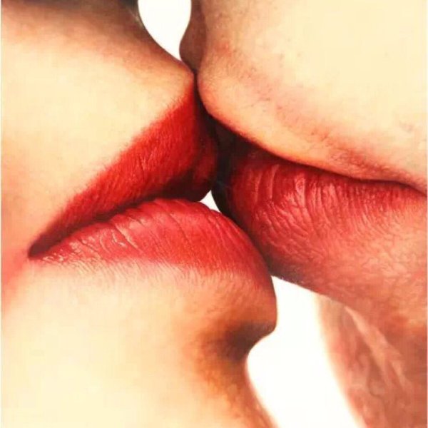 целовать губы